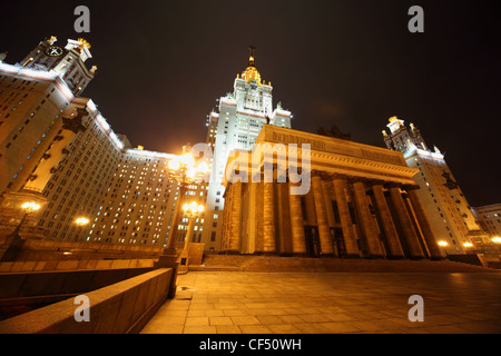 Edificio principale di Lomonossov Università Statale di Mosca. Di sera. Foto Stock