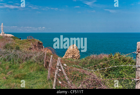 Point du Hoc, Normandia, Francia, il sito di un audace attacco da US Army Ranger sul D-Day, Giugno 6, 1944. Memoriale sulla sinistra. Foto Stock