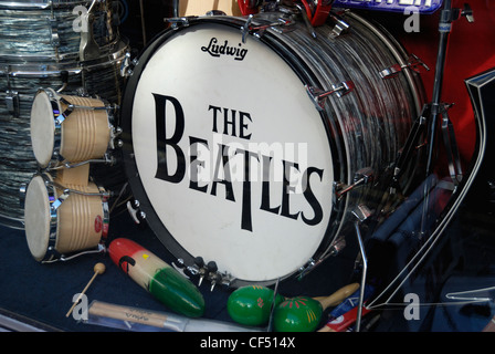 Una replica Beatles Ludwig drum kit sulla visualizzazione in una finestra del negozio. Foto Stock