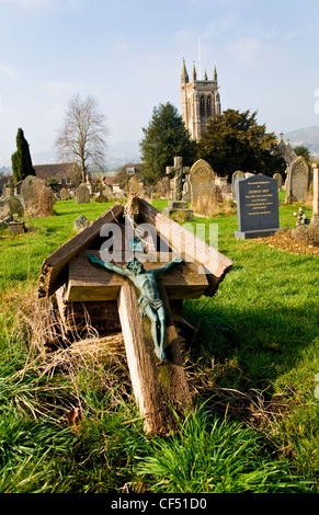 Crocifisso rotto nel Cimitero Cimitero Cimitero Foto Stock