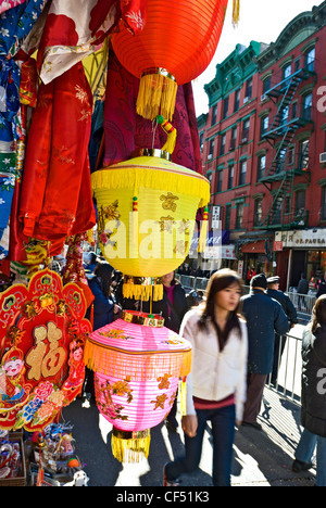 Negozio di souvenir sulla Mott Street a Chinatown, New York City, vende le lanterne cinesi. Foto Stock