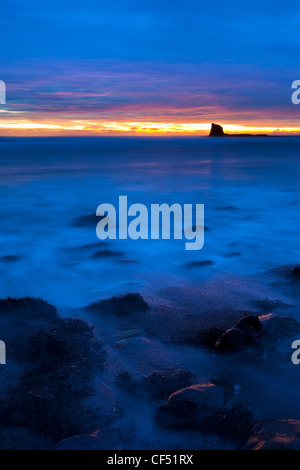 Alba sul NAB nero in Saltwick Bay nei pressi di Whitby nel Nord Yorkshire costa. Foto Stock