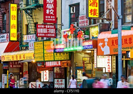 East Broadway in Chinatown, New York City, visualizza i segni colorati per le imprese cinesi. Foto Stock