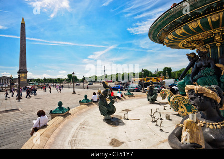 Parigi, Place de la Concorde. Fontana del fiume di commercio e di navigazione con l'obelisco di Luxor e Torre Eiffel in background Foto Stock