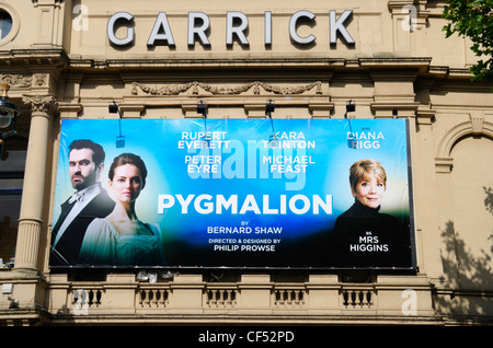 Affissioni promuovere il gioco Pygmalion fuori il Garrick Theatre di Charing Cross Road. Foto Stock