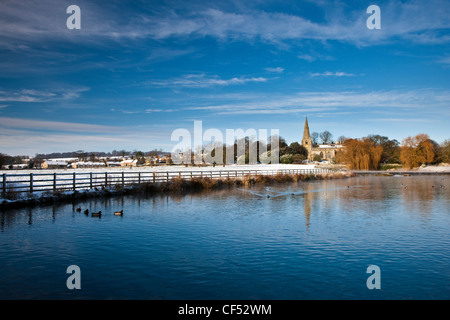 Tutti i Santi nella Chiesa un paesaggi innevati in Brompton-da-Sawdon. Foto Stock