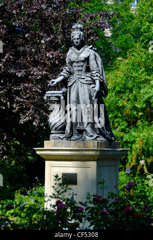 Statua di Queen Charlotte, consorte del re George III, in Queen Square. La piazza fu costruita nei primi anni del XVIII secolo e origi Foto Stock