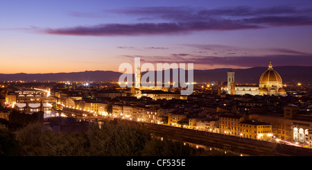 Vista panoramica del Ponte Vecchio, il fiume Arno, il Palazzo Vecchio e il Duomo in luce della sera dal Piazzale Michelangelo, Firenze Foto Stock