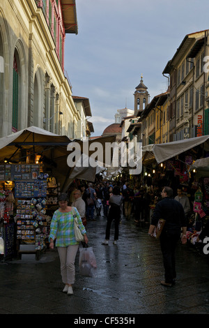 Gli acquirenti nel Mercato Centrale, mercato all'aperto per le strade di San Lorenzo di Firenze, Toscana, Italia, Europa Foto Stock