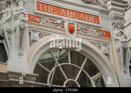 Guardando verso l'alto la facciata ornata al di sopra del Royal Arcade in Old Bond Street. Foto Stock