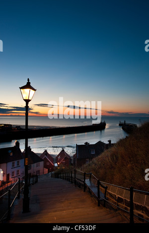 Vista da Whitby's 199 passi oltre il porto al tramonto. Foto Stock