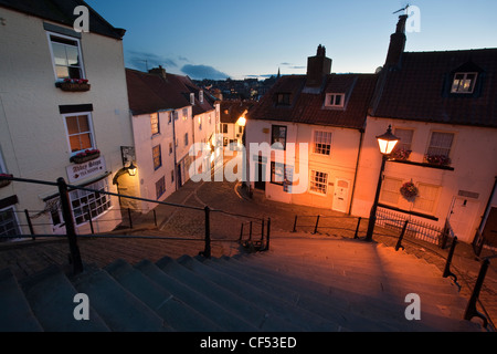 La città vecchia di Whitby nel fondo dei 199 scalini che conducono fino alla cima della scogliera orientale. Foto Stock