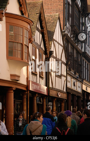 Vista di High Street che mostra gli acquirenti e gli edifici in stile Tudor in Winchester. Foto Stock