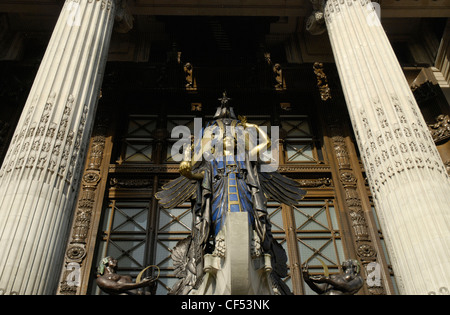 La regina della statua di tempo e pilastri sopra l'ingresso dal grande magazzino Selfridges a Londra. Foto Stock