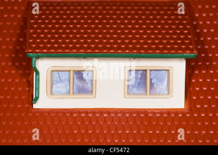 Attico sul tetto del giocattolo casa di plastica,due finestre Foto Stock