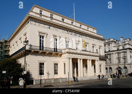 Vista esterna dell'entrata dell'Athenaeum Club a Waterloo Place a Londra. Foto Stock