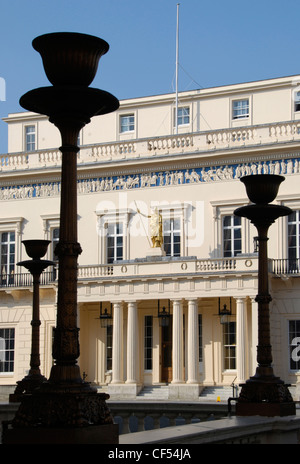 L'Athenaeum Club visto dall'Istituto di Amministrazione a Waterloo Place a Londra. Foto Stock