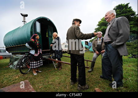 Cavallo e roulotte o Gypsy carri presso i sedili Stow-su-il-Wold fiera cavalli Maggio 2009 REGNO UNITO Foto Stock