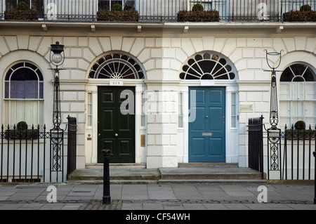 Vista esterna di eleganti portali georgiano di Fitzroy Square. Foto Stock