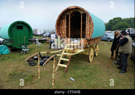 Un altamente decorativo cavallo caravan o rimorchio zingaro alla Stow-su-il-Wold fiera cavalli Maggio 2009 REGNO UNITO Foto Stock