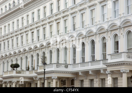 Esterno della elegante georgiana e vittoriana in pietra bianca architettura in Queens Gate. Foto Stock