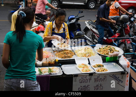 Venditore ambulante e figlia vendere take away-Pad Thai nazionale spaghettini fritti piatto classico della Thailandia Bangkok Asia Asia Thailandia Foto Stock