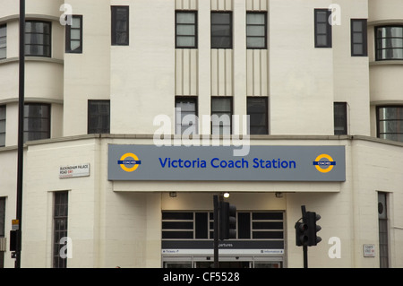 Un ingresso per la stazione dei pullman di Victoria in Buckingham Palace Road. Foto Stock