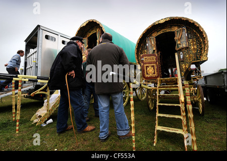 Altamente decorativo cavallo roulotte o carri Zingari in vendita per £70.000 all'Stow-su-il-Wold fiera cavalli Maggio 2009 REGNO UNITO Foto Stock