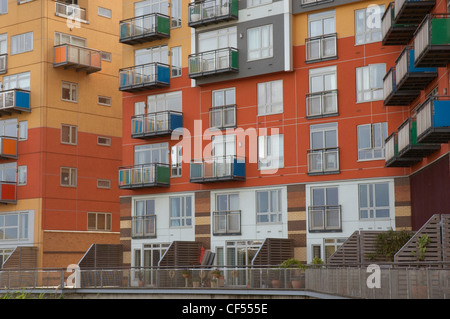 Close up della coloratissima Greenwich Millennium Village. Foto Stock