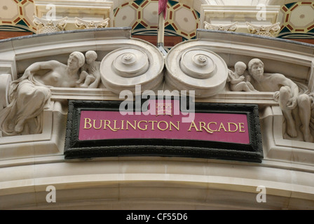 Elaborare lavori ornamentali in pietra e segno sopra l'entrata di Burlington Arcade in Piccadilly Foto Stock
