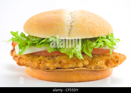 Croccanti hamburger di pollo con cipolla Pomodoro insalata di formaggio Foto Stock