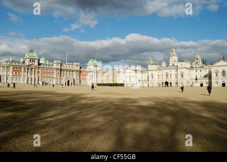 Ampia vista della sfilata delle Guardie a Cavallo e il vecchio Admiralty in Westminster. Foto Stock