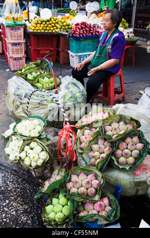 Boccioli di Loto in vendita al mercato di Chinatown Thailandia Bangkok Asia Asia Thailandia Thai Traditiional cinese giallo colore brillante Foto Stock