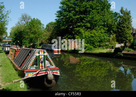 Il pittoresco scenario di chiatte ormeggiato sul Grand Union Canal. Foto Stock