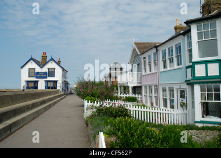 Una vista lungo il lungomare cottages al vecchio pub Nettuno in Whitstable. Foto Stock