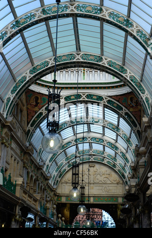 Vista interna del quartiere di Victoria County Arcade a Leeds. Foto Stock