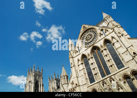 Cerca fino a sud volto di York Minster contro una grande area di cielo blu. Foto Stock