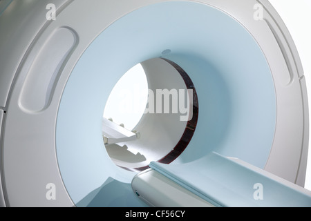 Gatto completo sistema di scansione in un ambiente ospedaliero. Il rilevamento di immagini in risonanza magnetica nucleare scansione. Isolato. Foto Stock