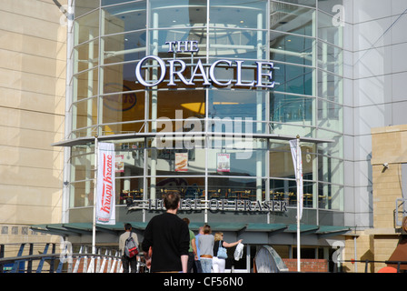 La facciata di vetro e ingresso al centro commerciale Oracle in lettura. Foto Stock