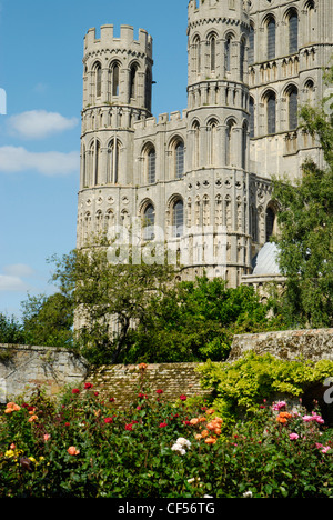 Una vista dal giardino monastico alla Cattedrale di Ely a sud-ovest del transetto. Foto Stock