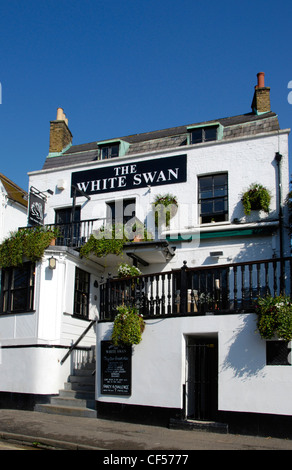 Il White Swan pub al Riverside a Twickenham. Foto Stock