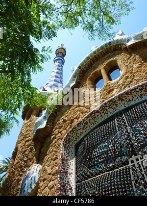 La facciata colorata di una casa nel Parco Guell, Barcellona, Spagna Foto Stock