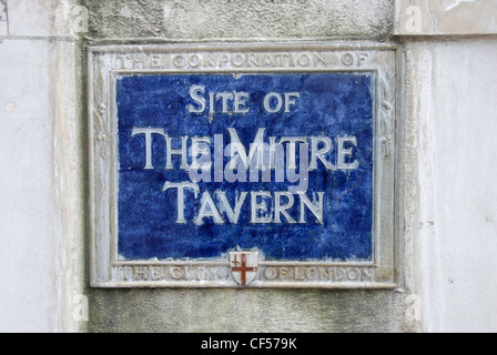 Blue City of London Corporation lapide segna il sito di ex taverna Mitre Pub di Fleet Street. Foto Stock