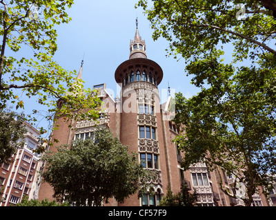 La facciata rossa e la torre della casa terrades circondato da alberi a Barcellona, Spagna, dal bel tempo Foto Stock