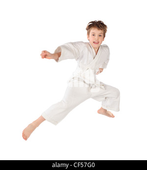 Karateka boy in bianco kimono jumping isolati su sfondo bianco Foto Stock