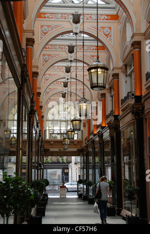 Guardando verso il basso la parte interna arcuata del Royal Arcade in Old Bond Street. Foto Stock