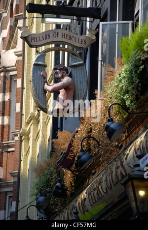 Appeso un cartello per le colonne d'Ercole pub sulla strada greca. Foto Stock