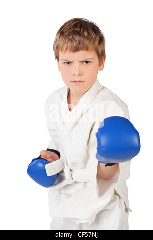 Poco boxer ragazzo in abito bianco e blu guantoni da pugilato lotta isolata su bianco Foto Stock