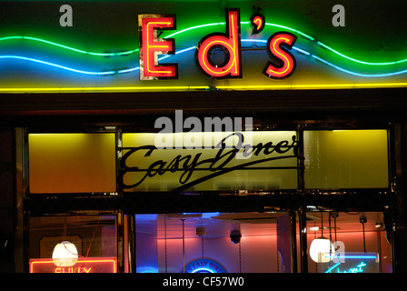 Un tempo di notte vista di un illuminato facile Eds Diner su Old Compton Street. Foto Stock