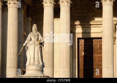 Il Queen Anne memorial statua che si trova nella parte anteriore del western ingresso alla Cattedrale di St Paul. Foto Stock